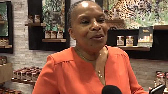 Christiane Taubira inaugure la boutique 'Les délices de Guyane' à Montmartre.