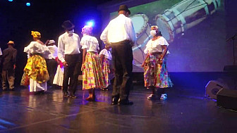 Difé Kako danse la quadrille à la salle Robert Loyson au Moule