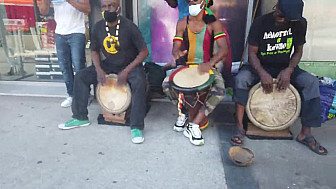 Gwo-ka à Pointe-à-Pitre avec le groupe Boulevard-Ka.